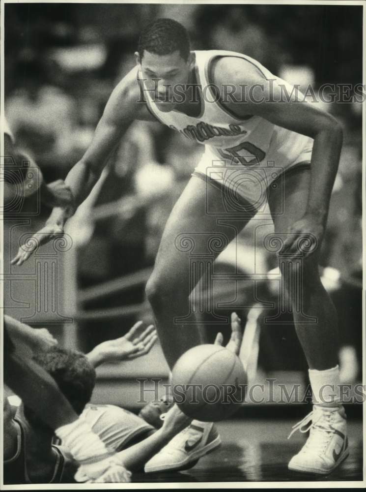 1986 Press Photo Syracuse U basketball player Derek Brower grabs for the ball- Historic Images