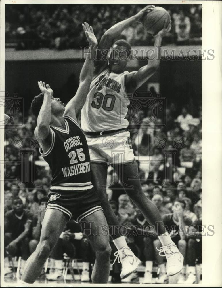 1986 Press Photo Syracuse U basketball player Derek Brower #30 grabs rebound- Historic Images