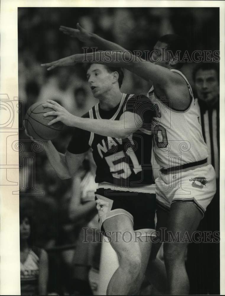 1985 Press Photo Syracuse University basketball player Derek Brower guards #51- Historic Images