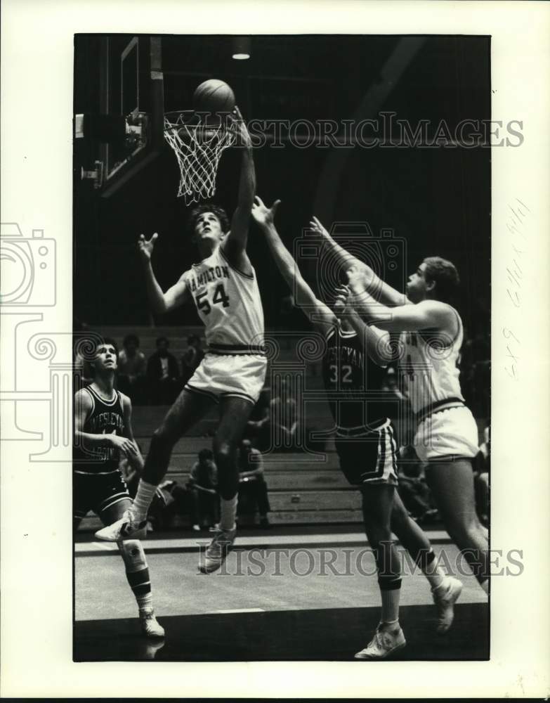 1984 Press Photo Hamilton College basketball player John Cavanaugh shoots layup- Historic Images