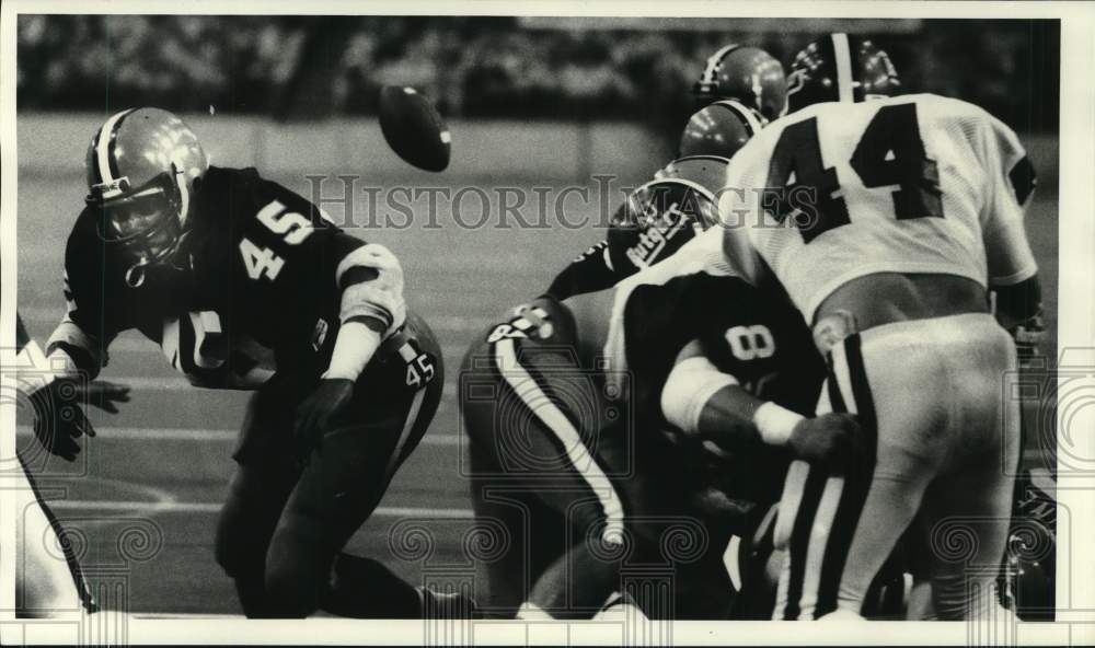 1984 Press Photo Syracuse University football player Jaime Covington loses ball- Historic Images