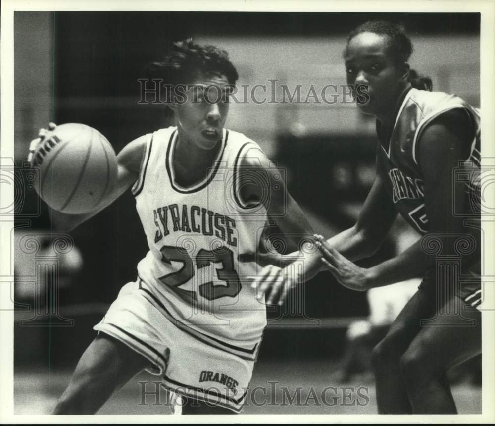 1988 Press Photo Syracuse U basketball player Simone Courtlandt drives by Young- Historic Images