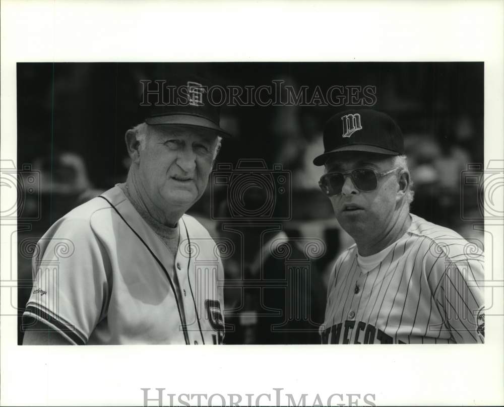 1991 Press Photo Baseball managers Roger Craig and Tom Kelly talk before game- Historic Images