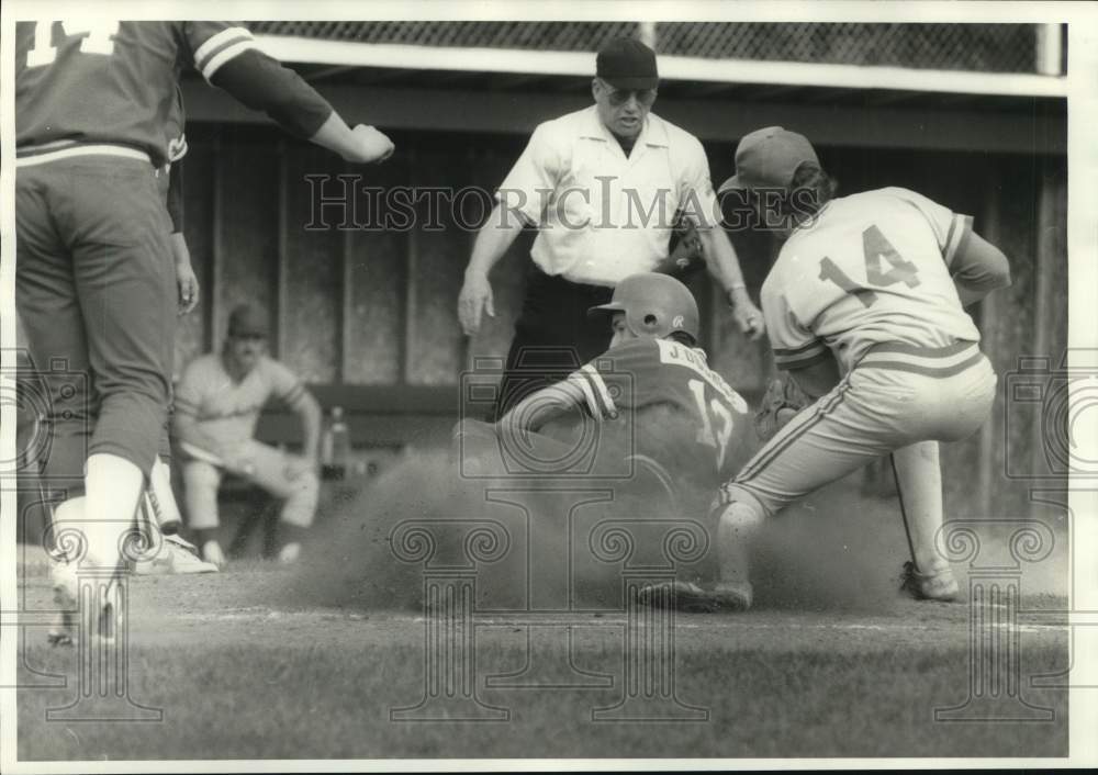 1986 Press Photo Vernon Verona Sherrill baseball player Joe Duclowe slides home- Historic Images
