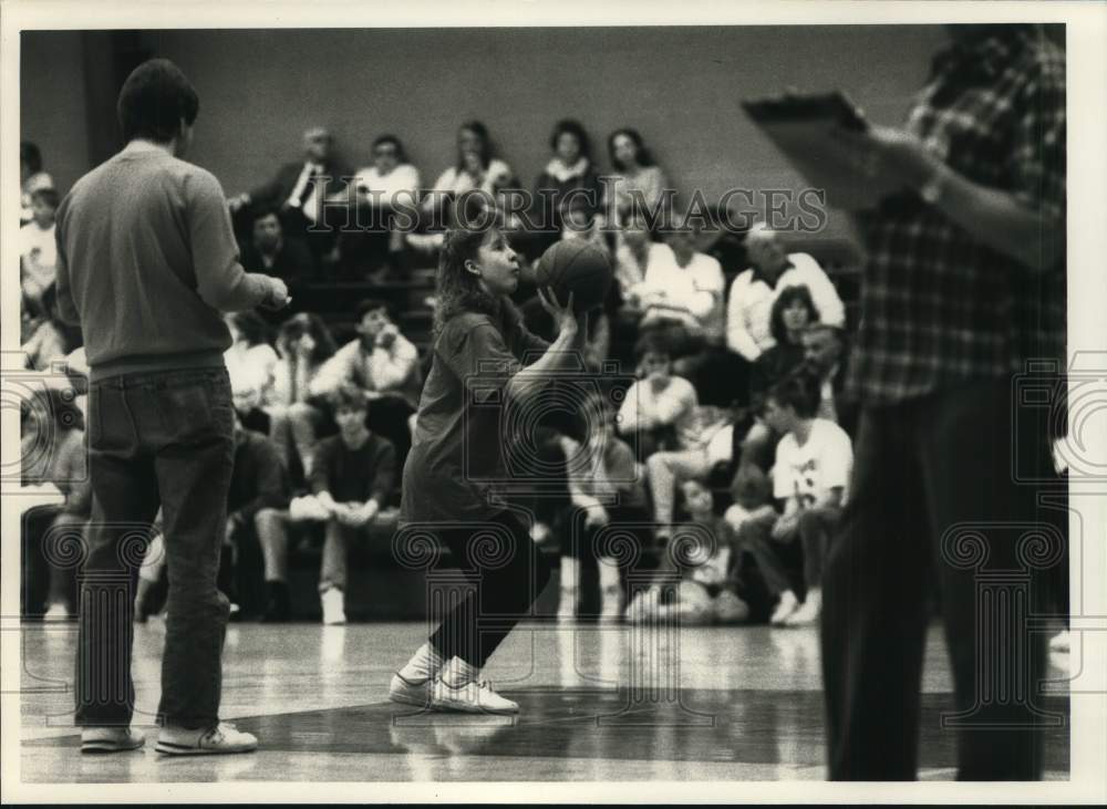 1989 Press Photo Liz Herbert, 11, shoots basketball during free throw tourney- Historic Images