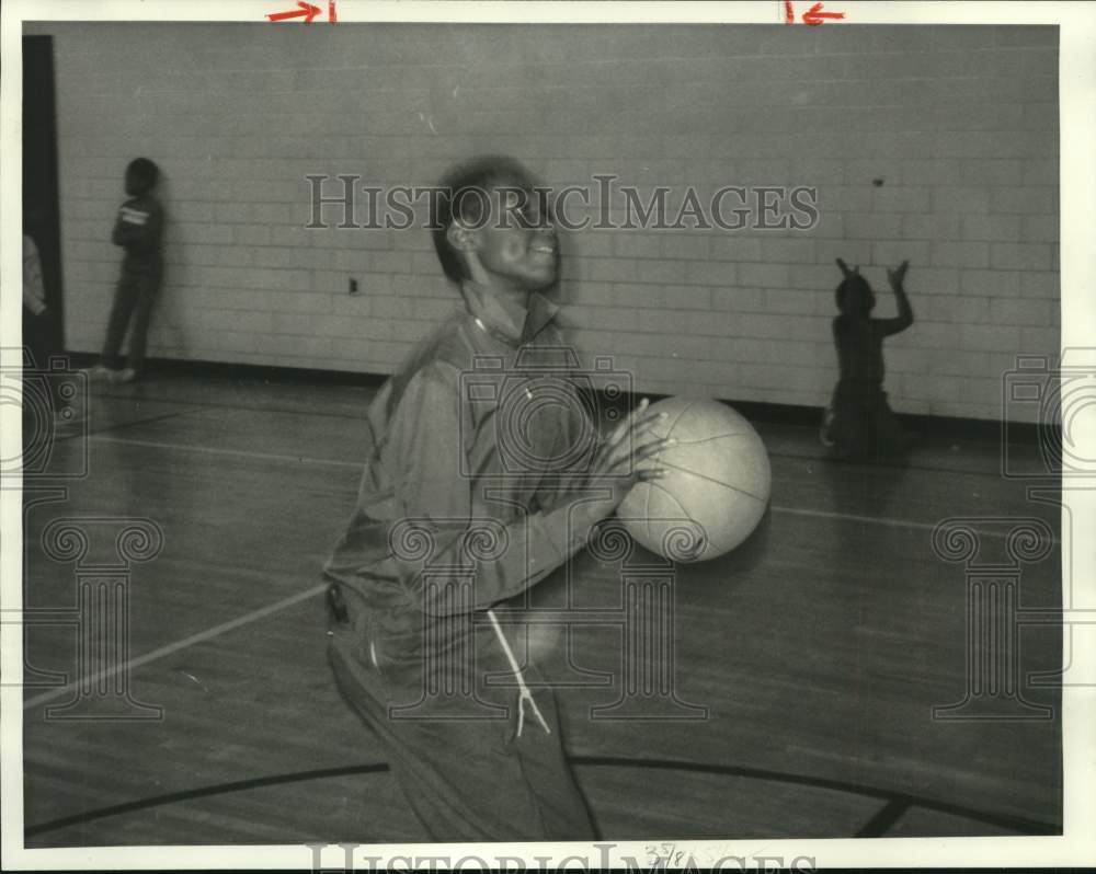 1986 Press Photo Man shoots ball during a basketball free throw contest- Historic Images