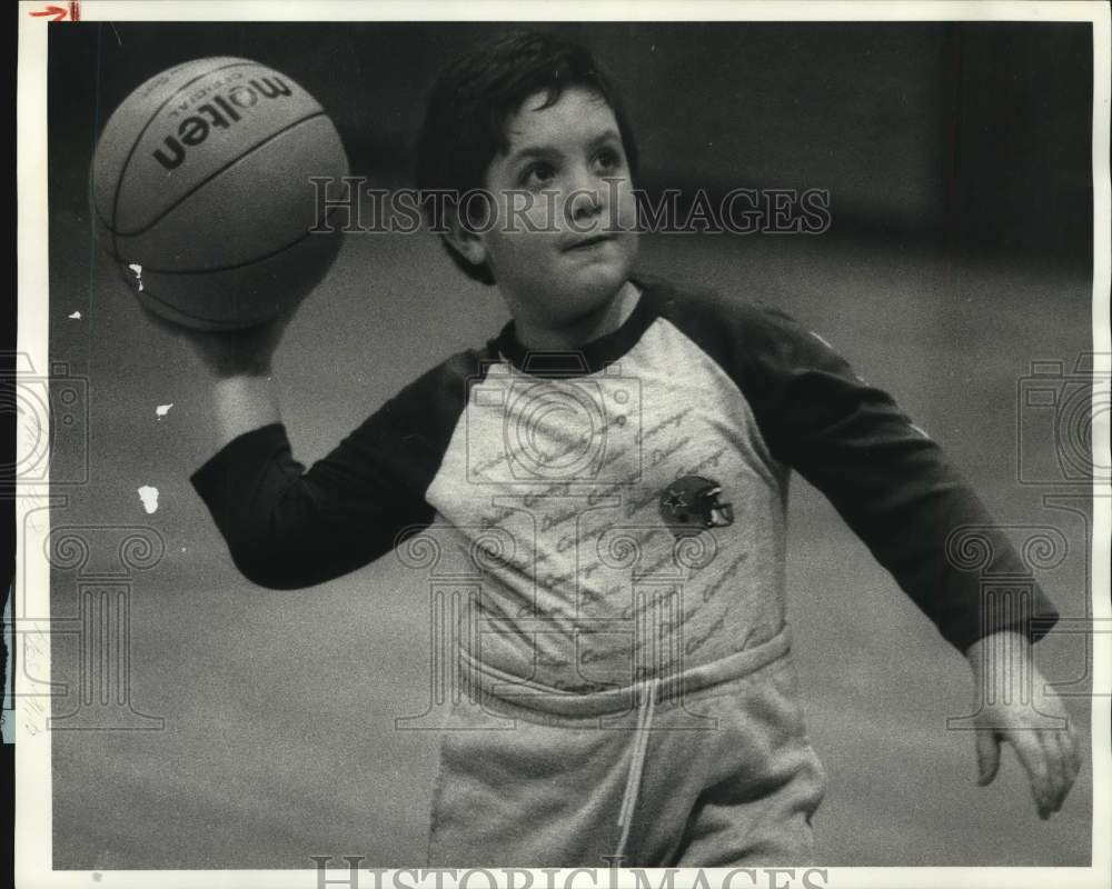 1986 Press Photo Patrick Sciortino, 8, shoots basketball at Herman St School NY- Historic Images