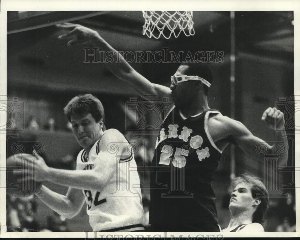 1986 Press Photo LeMoyne College basketball player Pete Jerebko grabs rebound- Historic Images