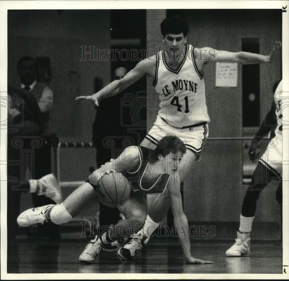 1987 Press Photo LeMoyne College basketball player Scott Hicks guards J Sheehan- Historic Images
