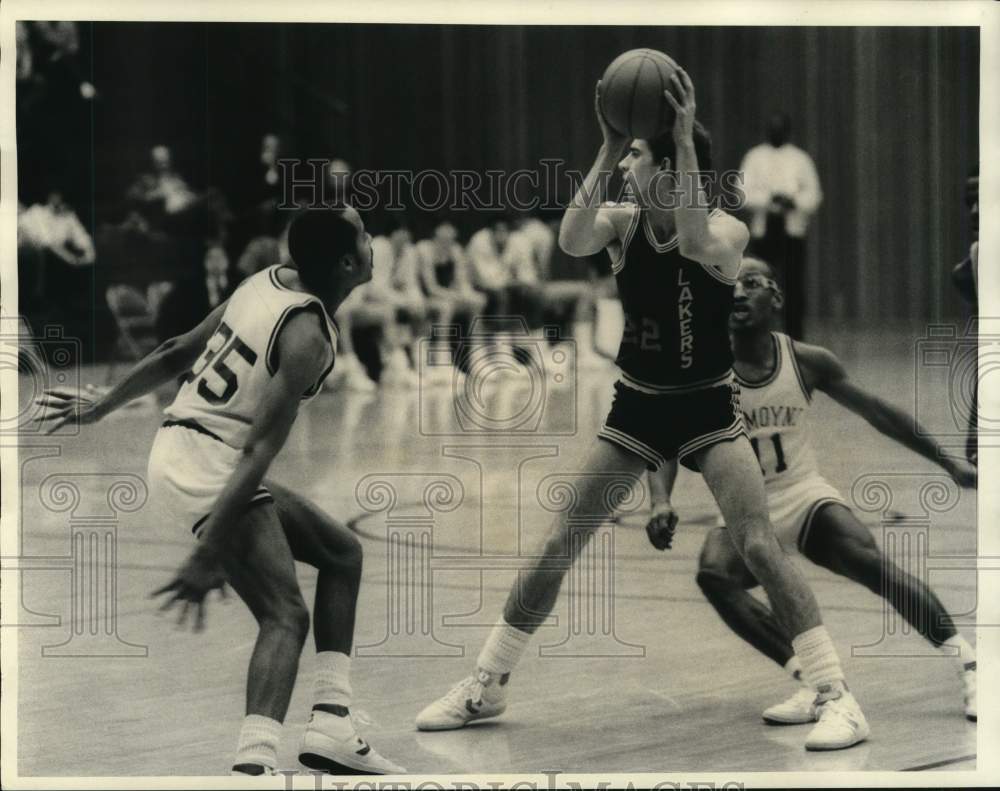 1985 Press Photo LeMoyne College Basketball Players Double Team Oswego 1985-press-photo-lemoyne-college-basketball-players-double-team-oswego