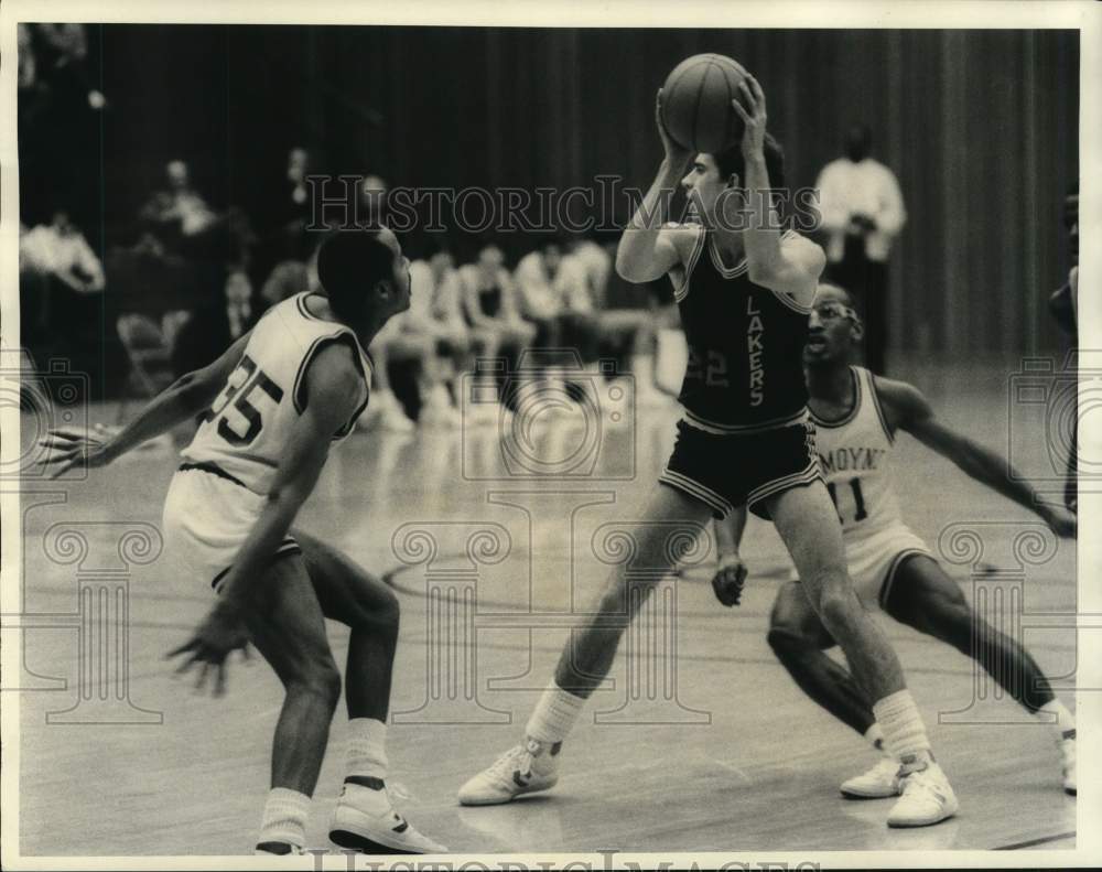 1985 Press Photo LeMoyne College basketball players double team Oswego's #22- Historic Images