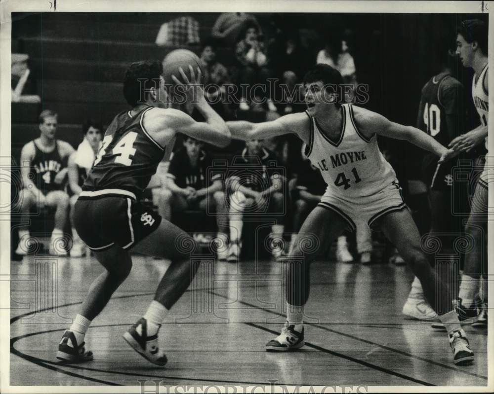 1987 Press Photo LeMoyne College basketball player Scott Hicks guards Michalski- Historic Images