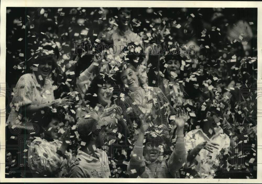 1986 Press Photo Jordan-Elbridge basketball fans cheer and throw confetti- Historic Images