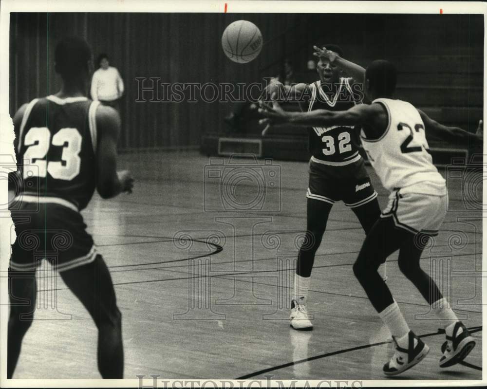 1987 Press Photo LeMoyne basketball player Russell Barnes tries to block pass- Historic Images