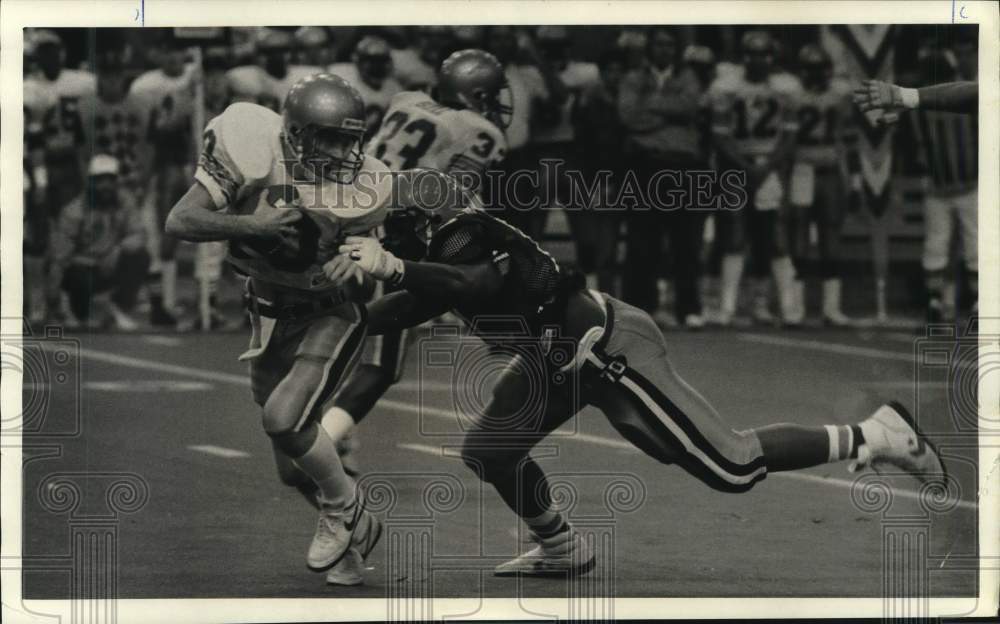 1987 Press Photo Syracuse University football player Rob Burnett sacks M Power- Historic Images