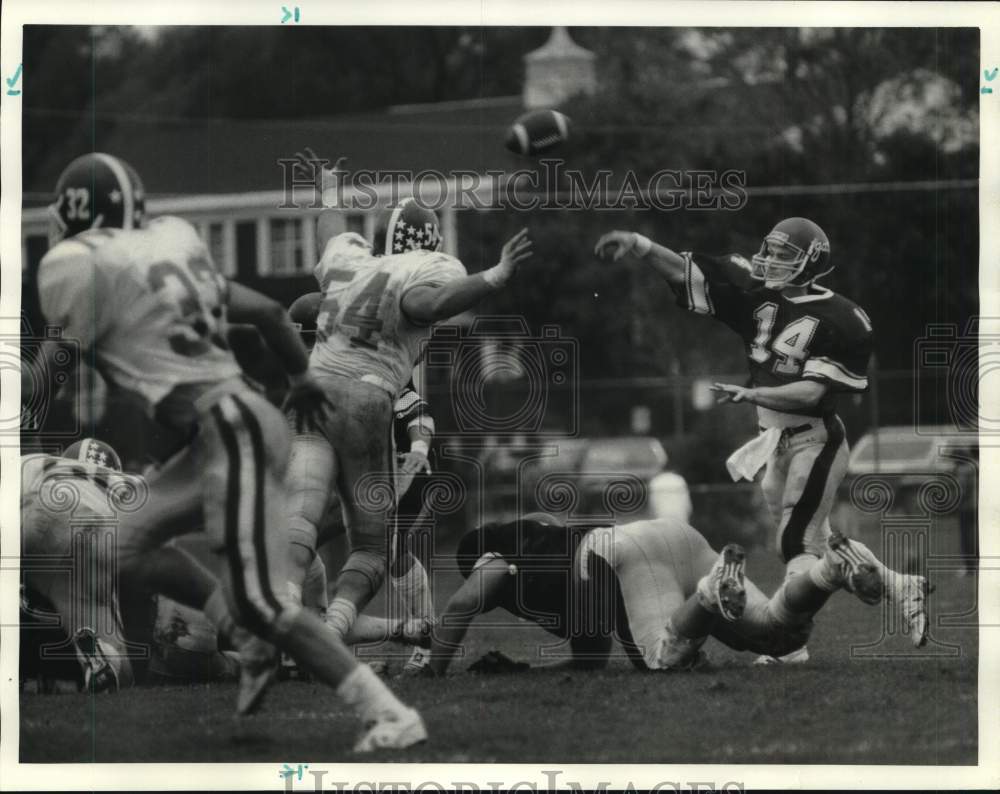 1986 Press Photo Colgate University football player #14 throws pass over defense- Historic Images
