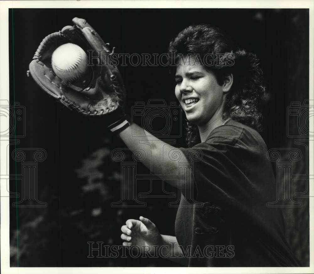 1989 Press Photo Central region softball player Sheri Falcone catches ball- Historic Images