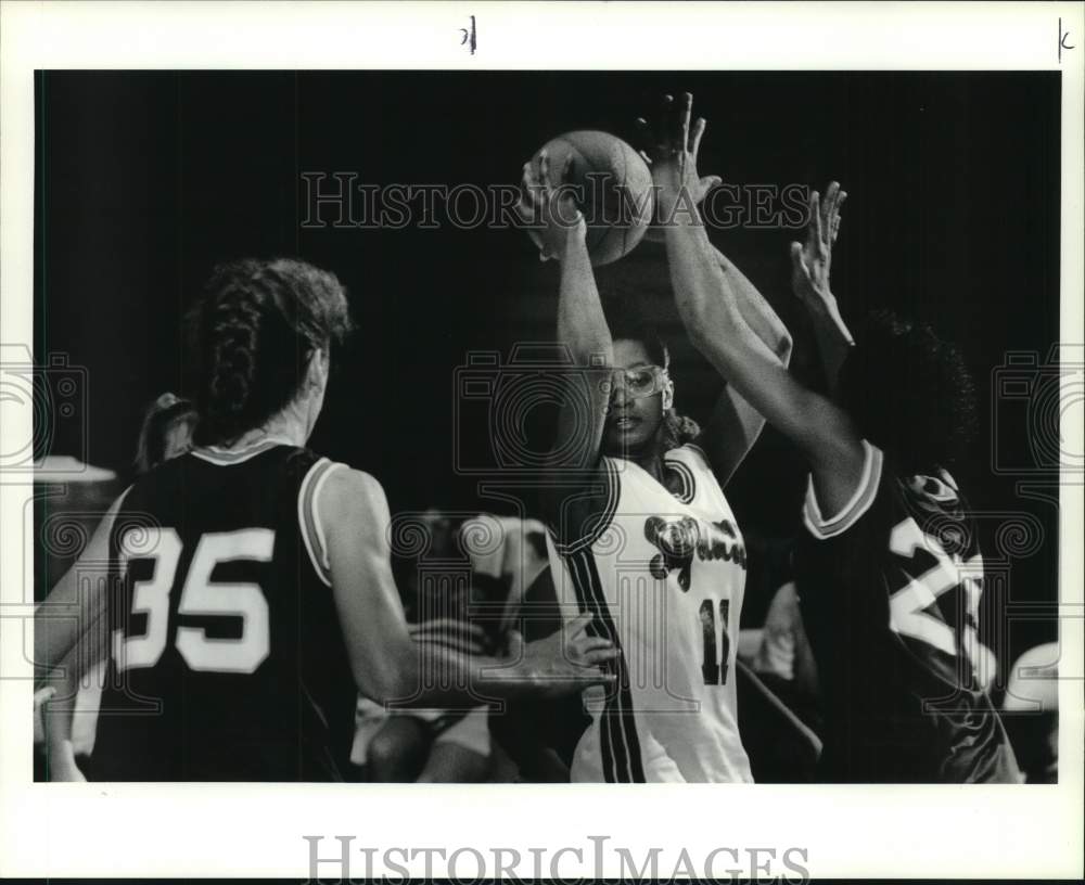 1990 Press Photo Syracuse U basketball player Taneshia Welch is double-teamed- Historic Images