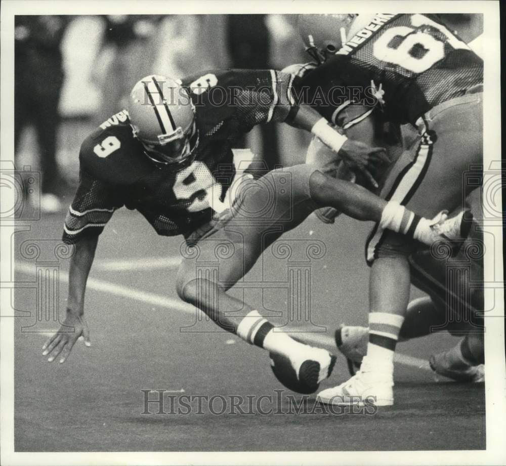 1985 Press Photo Syracuse U football quarterback Don McPherson fumbles ball- Historic Images