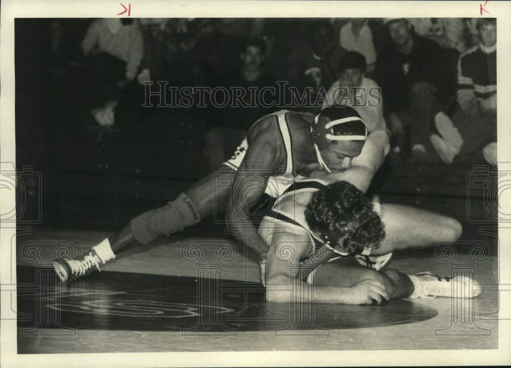 1986 Press Photo St Lawrence University wrestler Ed McShan battles opponent- Historic Images