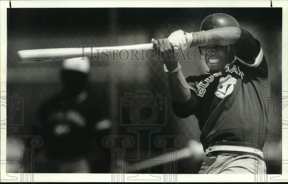 1989 Press Photo Syracuse Chiefs baseball outfielder Glenallen Hill hits pitch- Historic Images