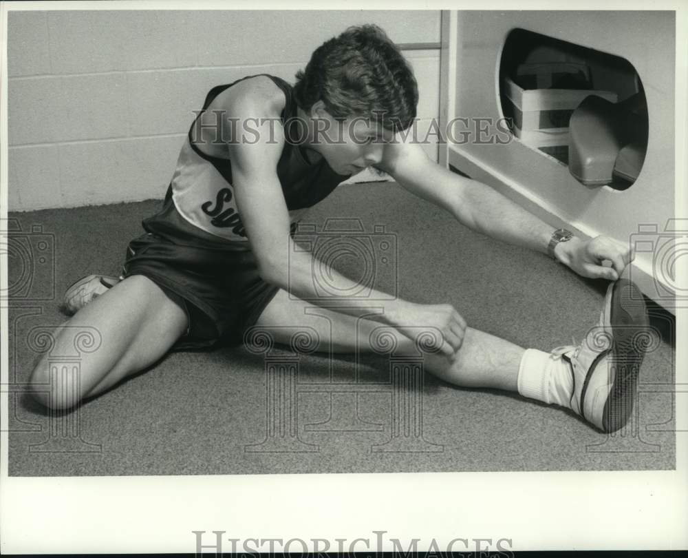 1987 Press Photo Syracuse University track athlete Perry Edinger stretches- Historic Images