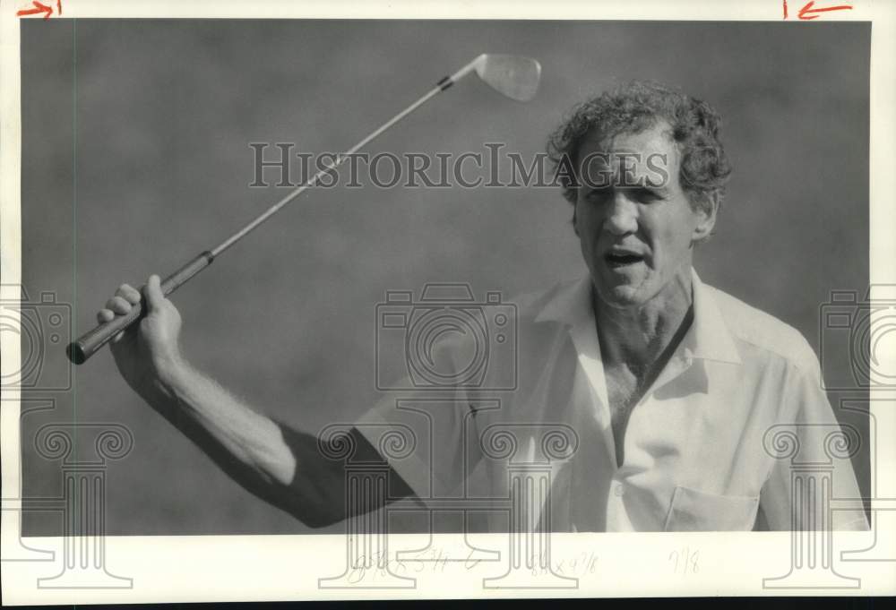 1985 Press Photo Golfer Bill Eagan holds up golf club during his class- Historic Images