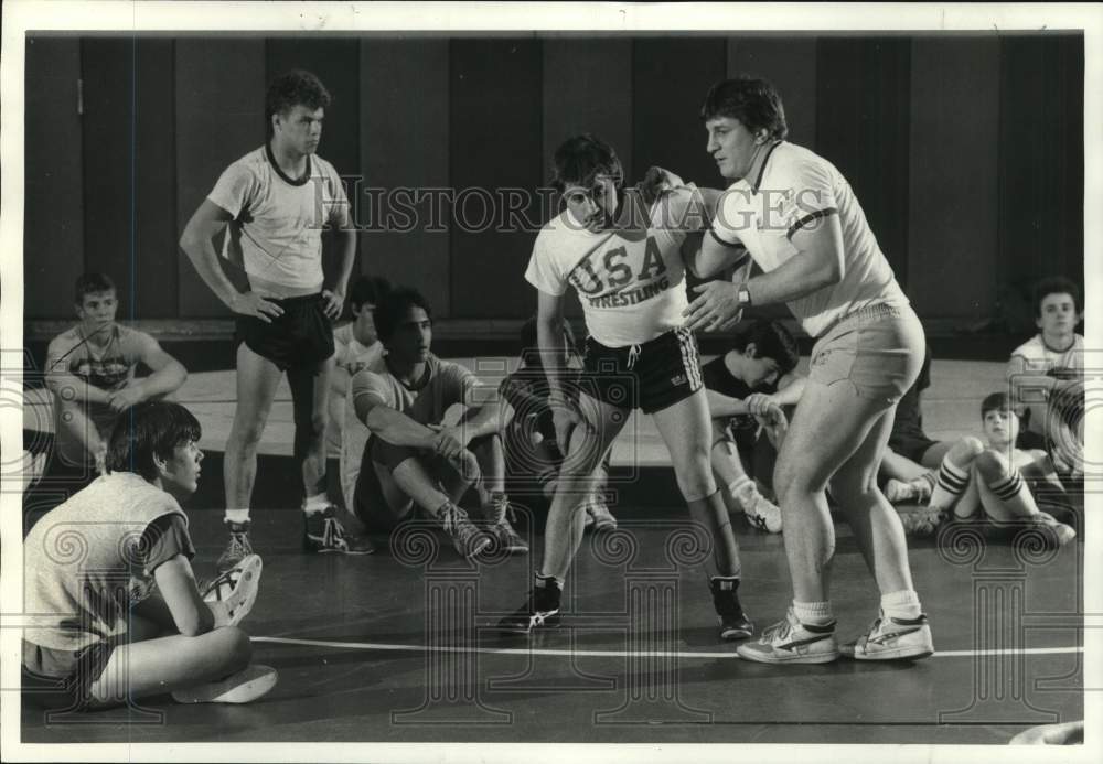 1986 Press Photo All-American wrestlers Jim Hall (R) & Gene Mills instruct boys- Historic Images