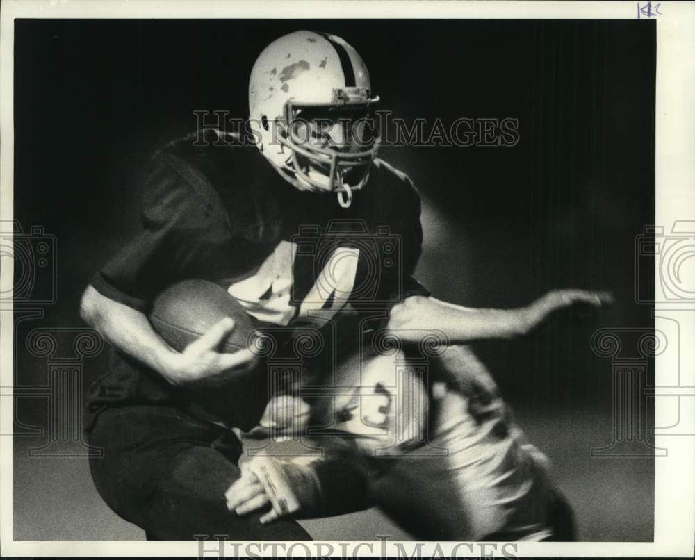 1984 Press Photo Fayetteville-Manlius football player Mark Donovan breaks tackle- Historic Images