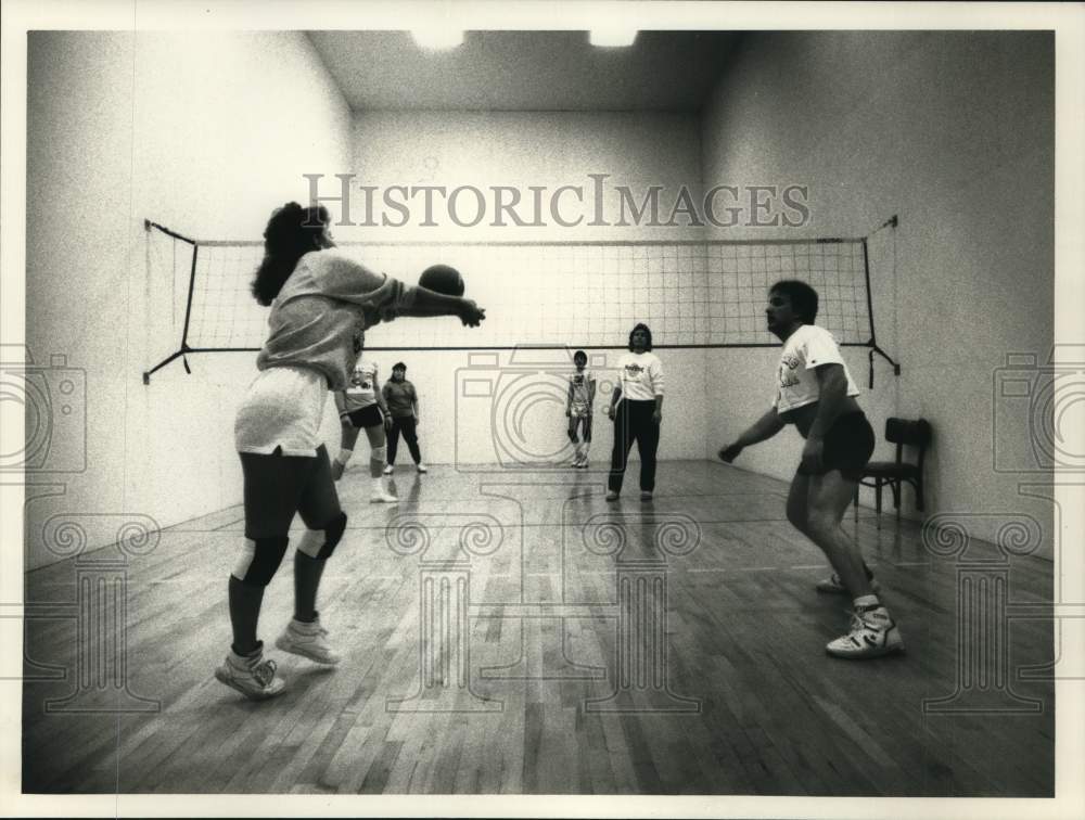 1989 Press Photo Players play Wallyball game at North Area YMCA, Liverpool, NY- Historic Images