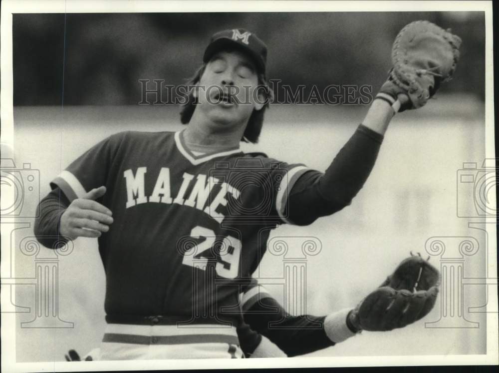 1986 Press Photo Maine baseball first baseman Jim Wilson grabs a pop fly in game- Historic Images