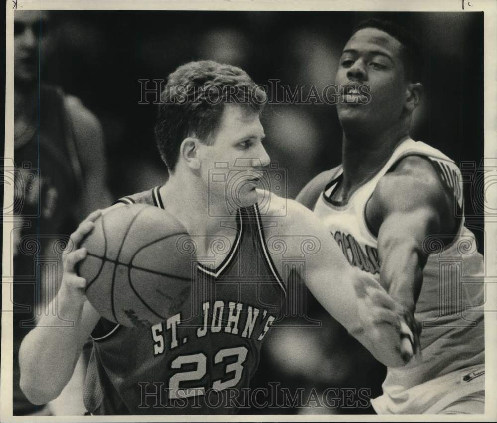 1988 Press Photo St John&#39;s basketball player Matt Brust battles SU&#39;s Earl Duncan- Historic Images