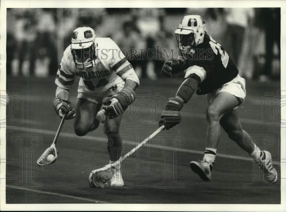 1988 Press Photo Syracuse U lacrosse player Bill Dirrigl scoops up ball- Historic Images