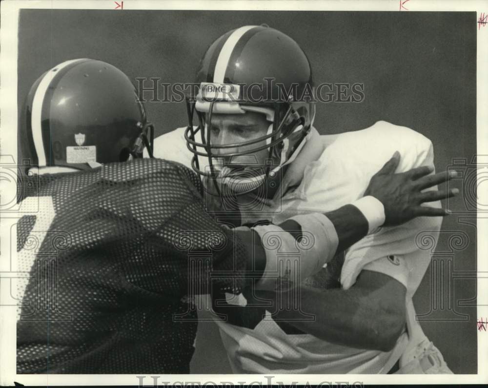 1986 Press Photo Syracuse U football player Keith Friberg practices line work- Historic Images