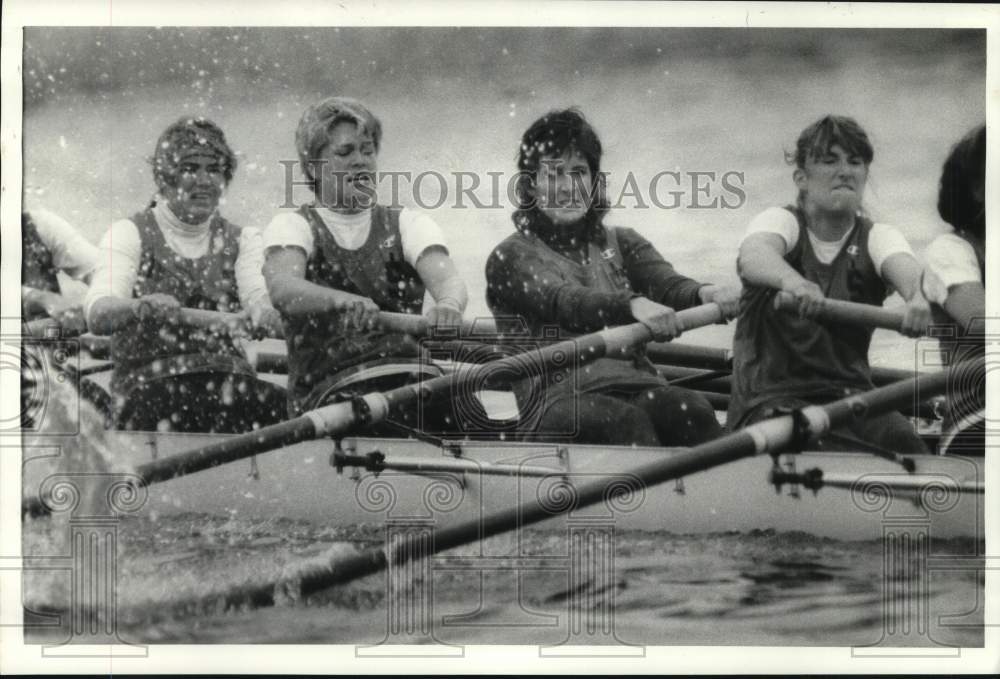 1986 Press Photo Syracuse University Women&#39;s Crew team races on Onondaga Lake- Historic Images