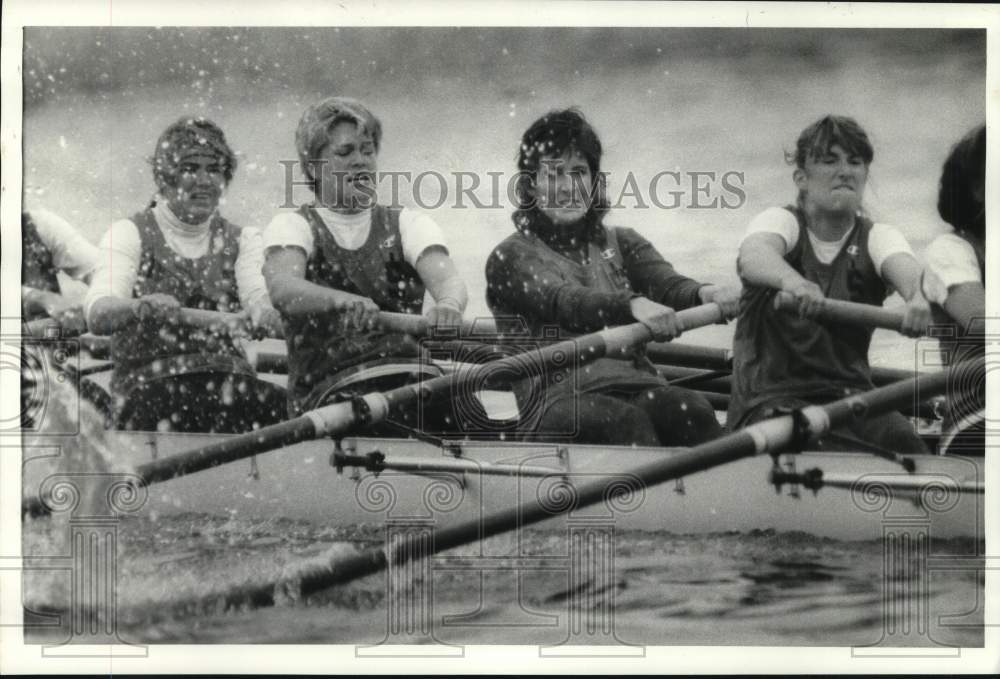 1986 Press Photo Syracuse University Women's Crew team races on Onondaga Lake- Historic Images