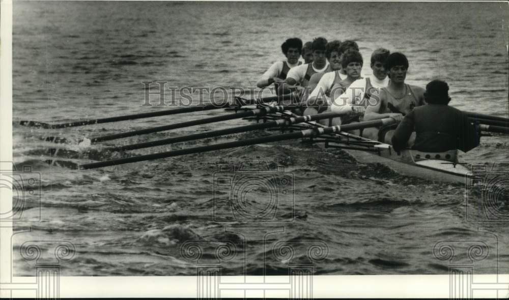 1982 Press Photo Syracuse University Varsity 8 Crew members row on Onondaga Lake- Historic Images