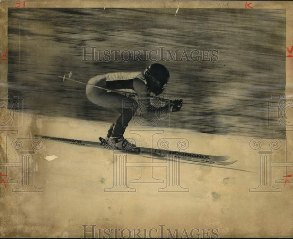 1981 Press Photo Downhill skier Viki Fleckenstein, from Syracuse, crouches down- Historic Images