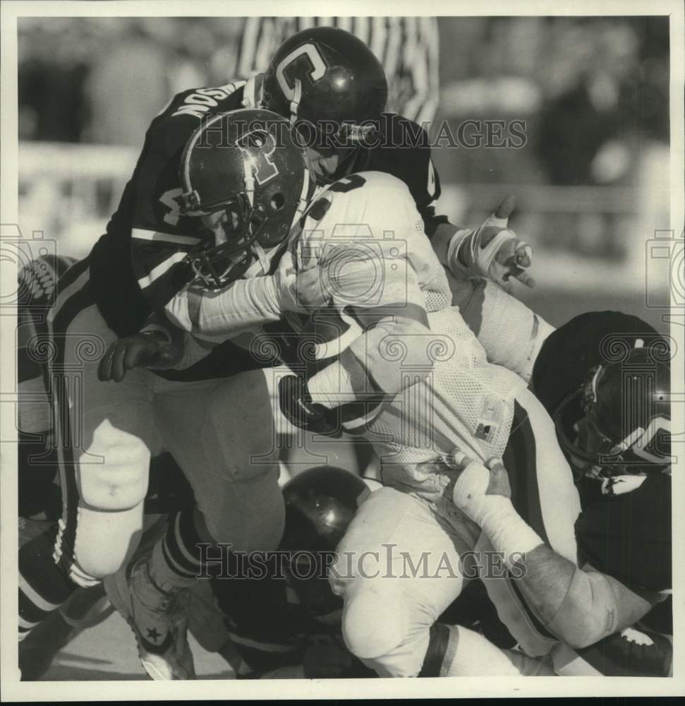 1986 Press Photo Cornell U football player Ward Johnson tackles Penn&#39;s Comizio- Historic Images