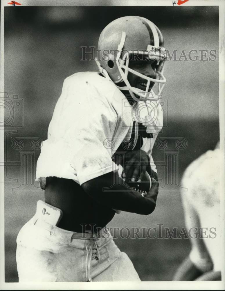 1982 Press Photo Syracuse University football tailback Jaime Covington runs- Historic Images