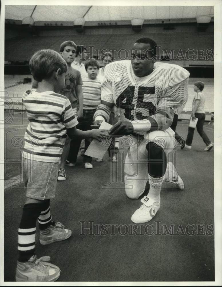 1984 Press Photo Syracuse U football tailback Jaime Covington signs autograph- Historic Images