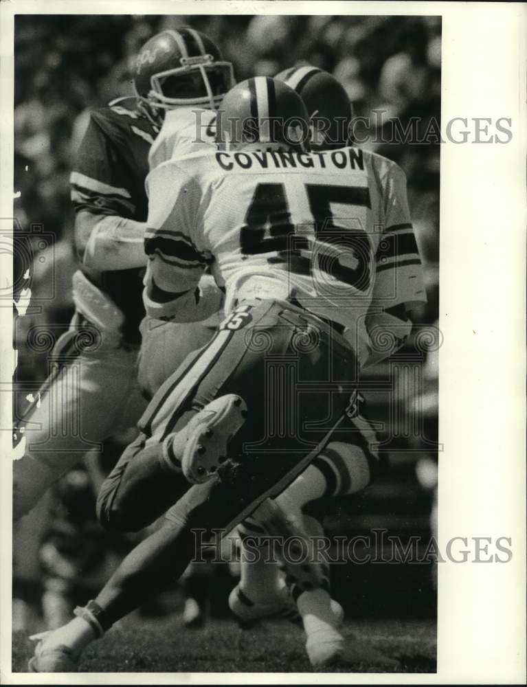 1984 Press Photo Syracuse U football running back Jaime Covington runs thru hole- Historic Images