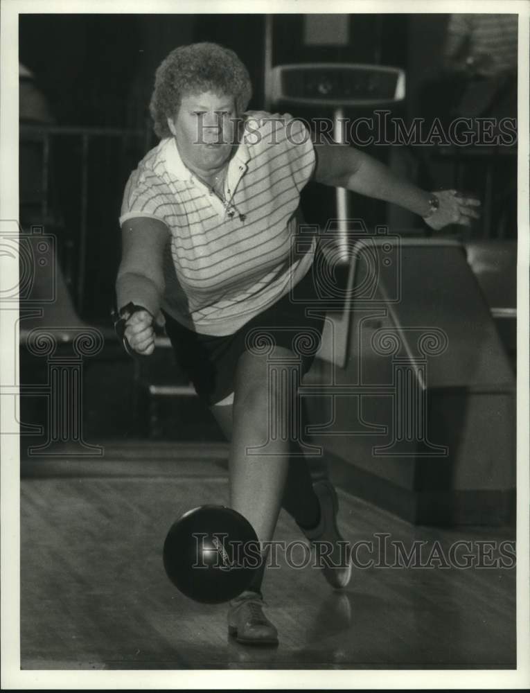 1985 Press Photo Ladies Pro Tour bowler Pat Costello makes practice throw- Historic Images