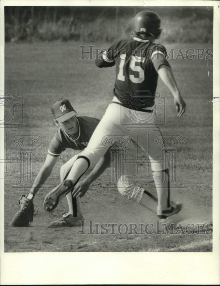 1985 Press Photo Weedsport baseball player Tom Walter watches Radley cross 1st- Historic Images