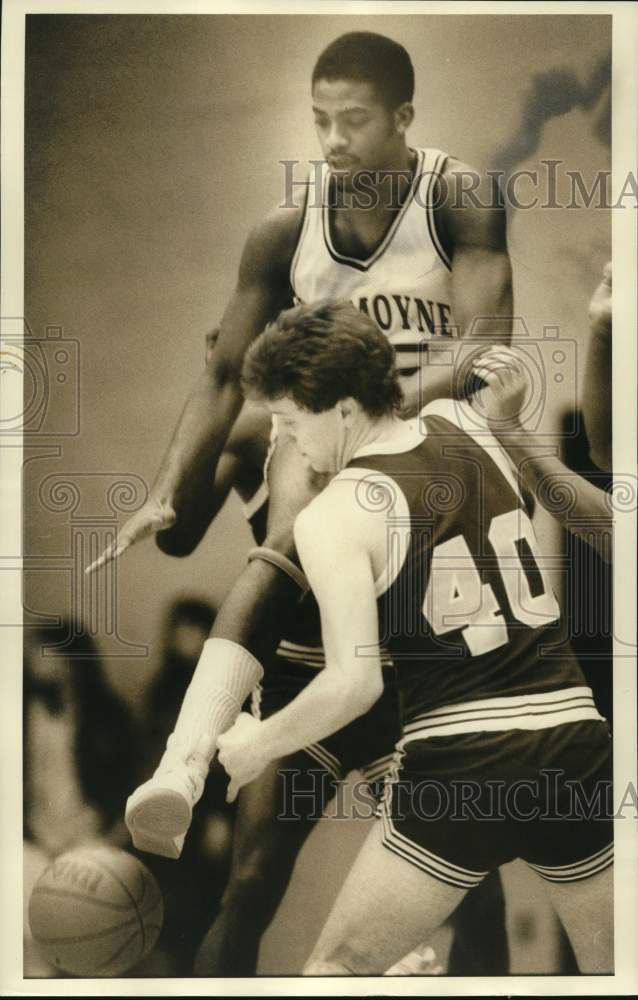 1987 Press Photo LeMoyne College basketball player leaps up but looses the ball- Historic Images