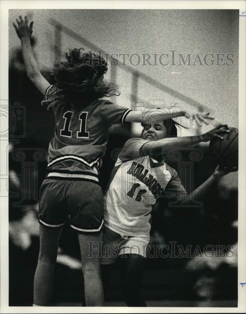 1989 Press Photo ES-M basketball player Kim Cavanaugh battles Rasheada Caldwell- Historic Images