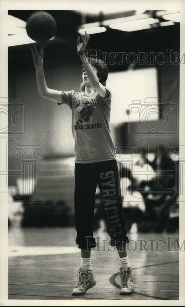 1989 Press Photo Tara Foster shoots basketball during Foul Shooting Contest- Historic Images