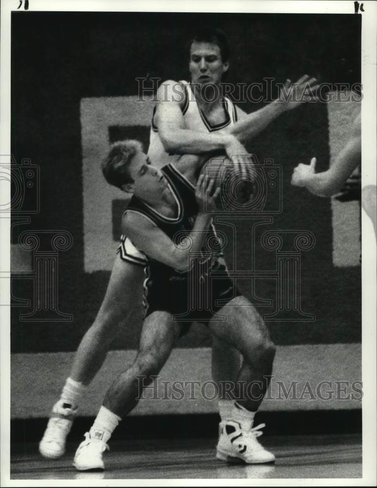 1987 Press Photo LeMoyne College basketball player Pete Jerebko mugs opponent- Historic Images