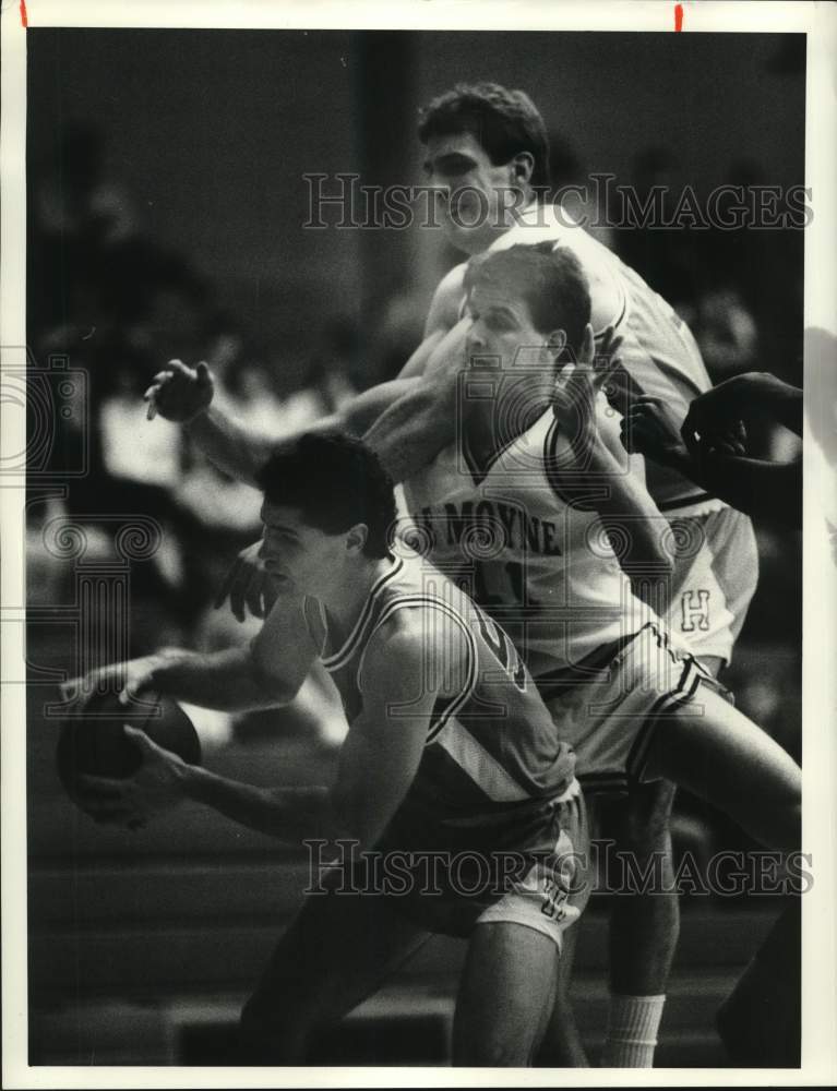 1987 Press Photo LeMoyne College basketball player Scott Hicks collides with #52- Historic Images