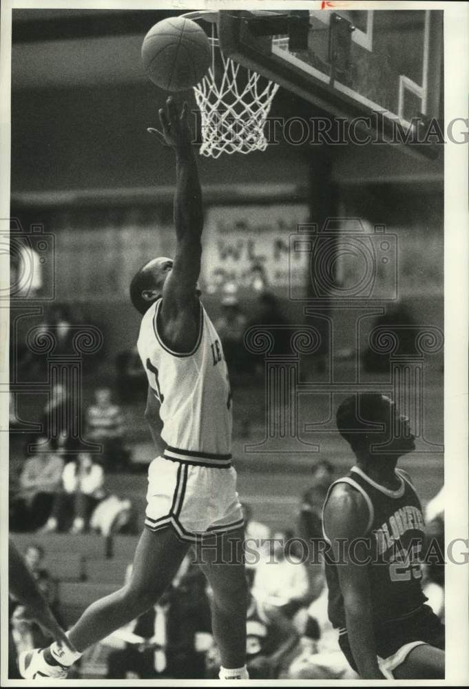 1986 Press Photo LeMoyne College basketball player Walter Hill goes up for shot- Historic Images